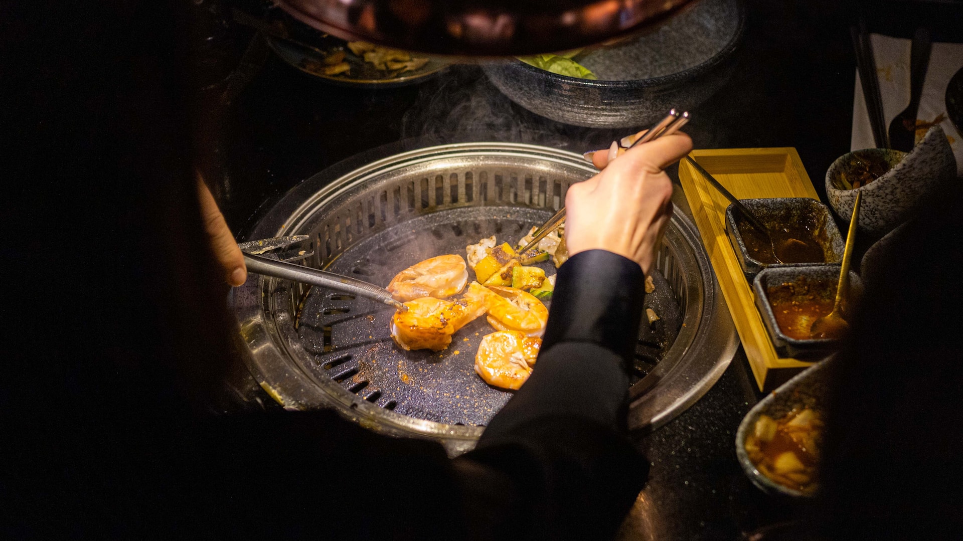 Oppa Korean BBQ grilli pöydässä